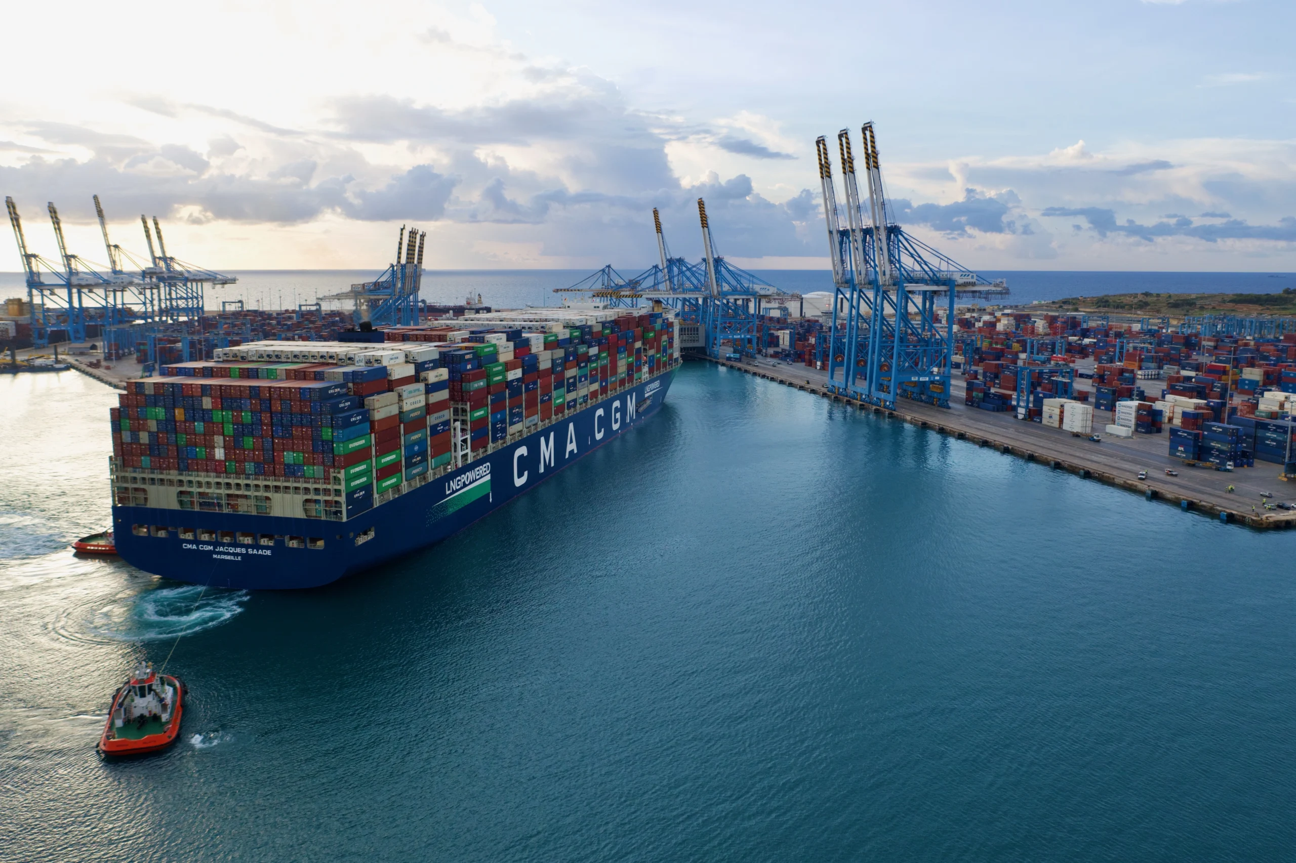 Porte-conteneurs CMA CGM en mer