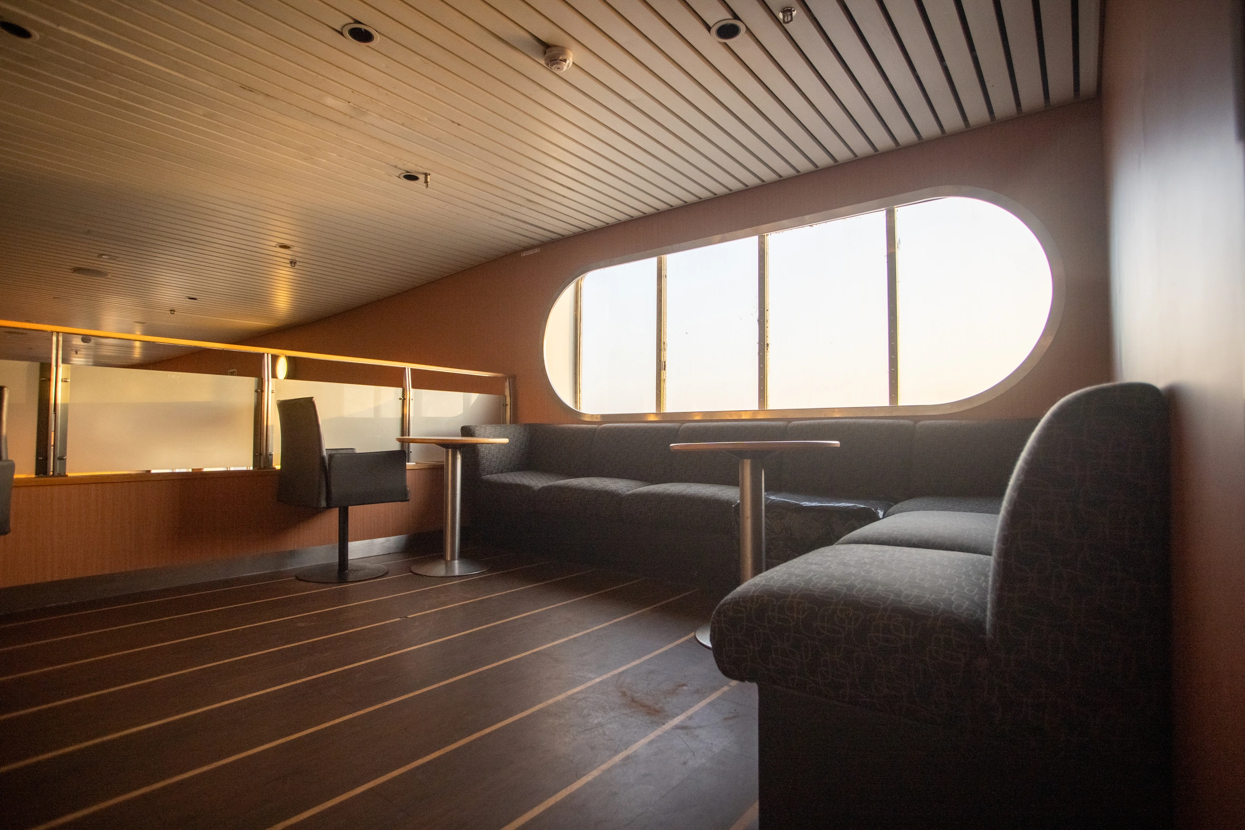 Salon lounge avec hublots ovales à bord du Stena Europe — AML